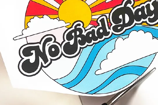 EasyColor® DTV®をハサミでカットする様子