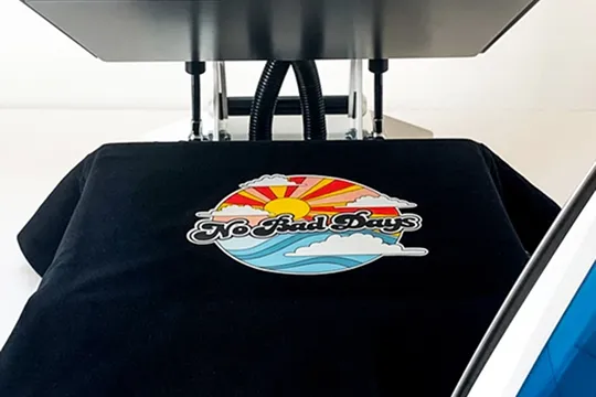 EasyColor® DTV®をヒートプレスする様子