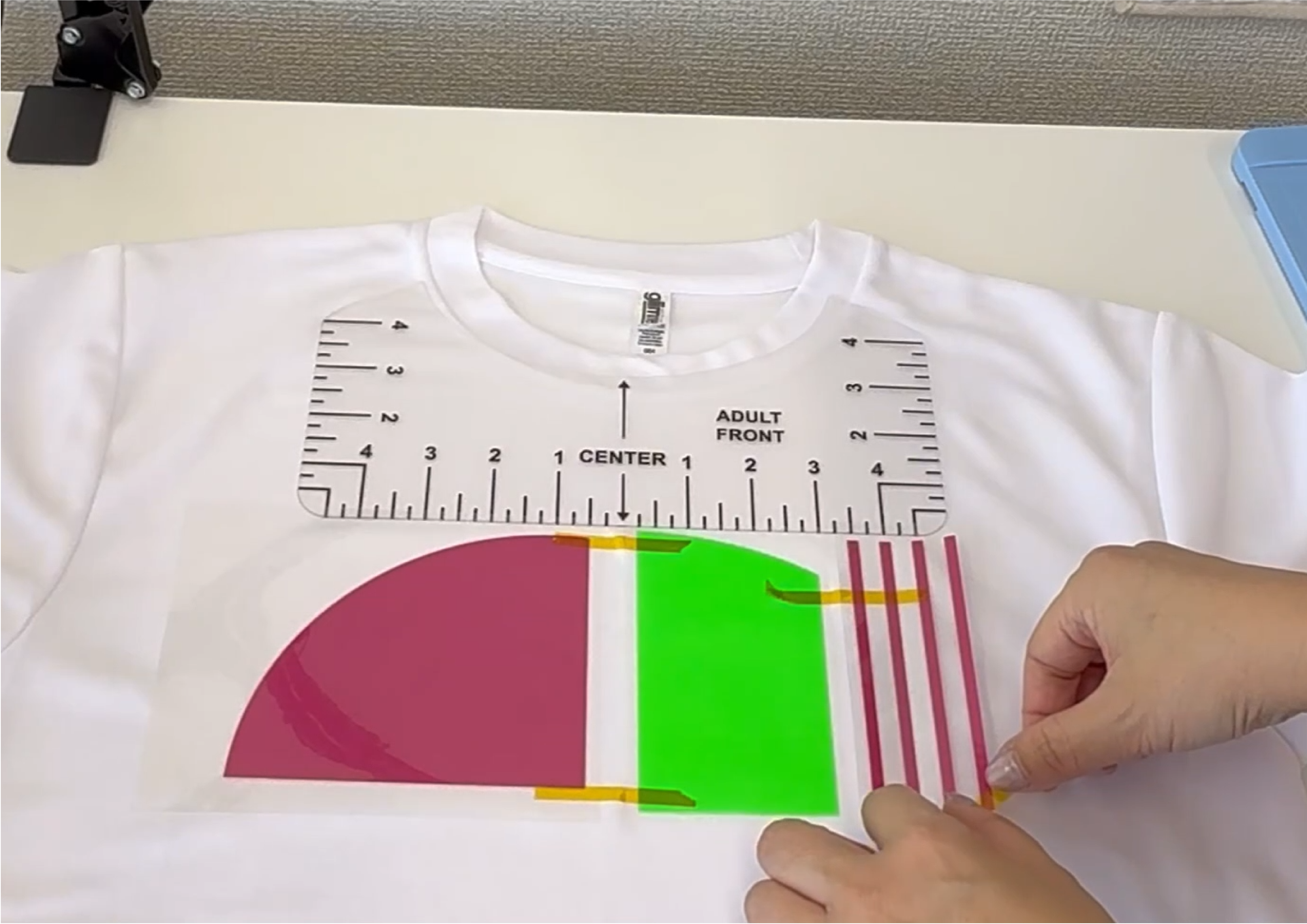 Tシャツにアイロンシートを配置する